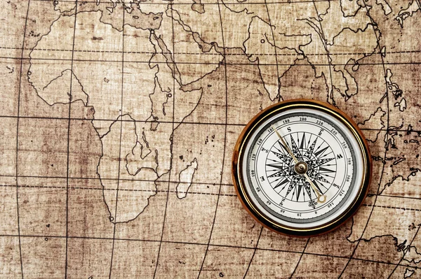 Kompass på gamla karta. — Stockfoto