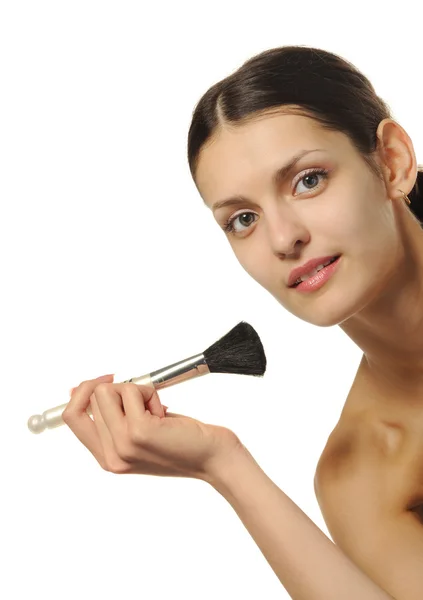 La mujer bonita con el pincel para el maquillaje — Foto de Stock