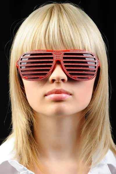 A menina em óculos de sol elegantes - jalousie — Fotografia de Stock