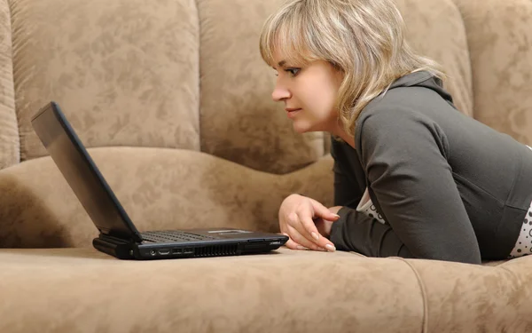 Dizüstü bilgisayarınızda evde çalışan kadın — Stok fotoğraf