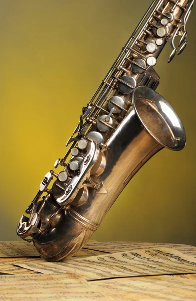 Altes Saxophon und Noten — Stockfoto