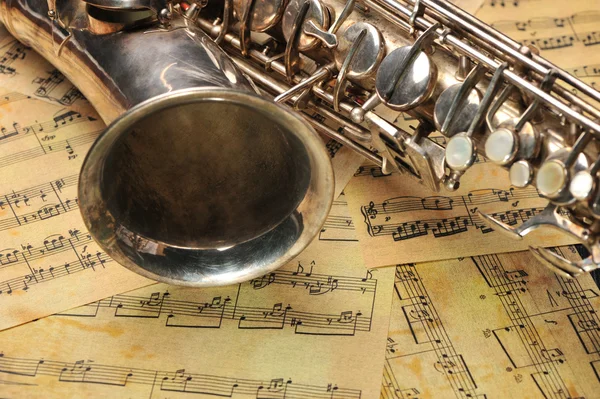 Altes Saxophon und Noten — Stockfoto