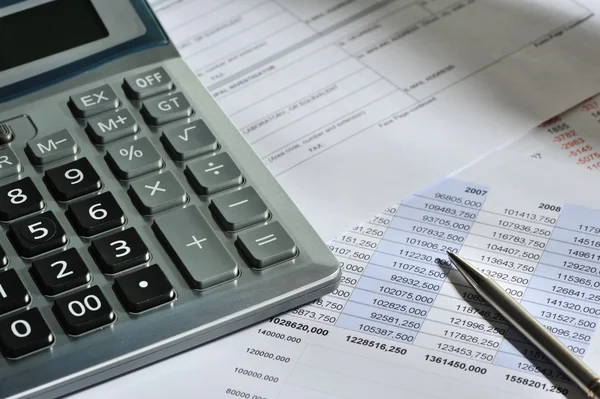Калькулятор і фінансовий звіт — стокове фото