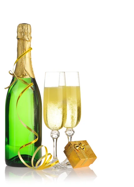 Bottiglia di uno champagne e occhiali — Foto Stock