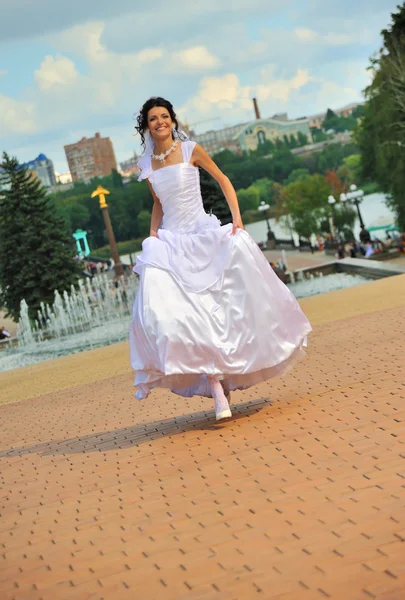The running bride — Stock Photo, Image