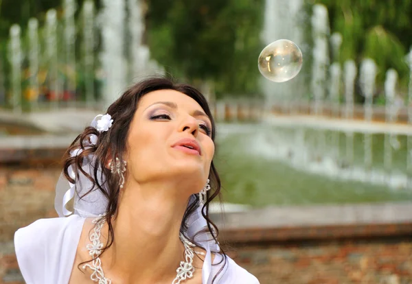 Невеста и мыльные пузыри — стоковое фото