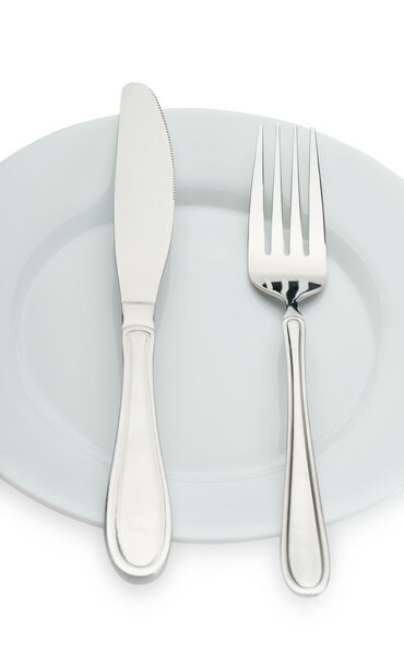 нож и вилка на тарелке