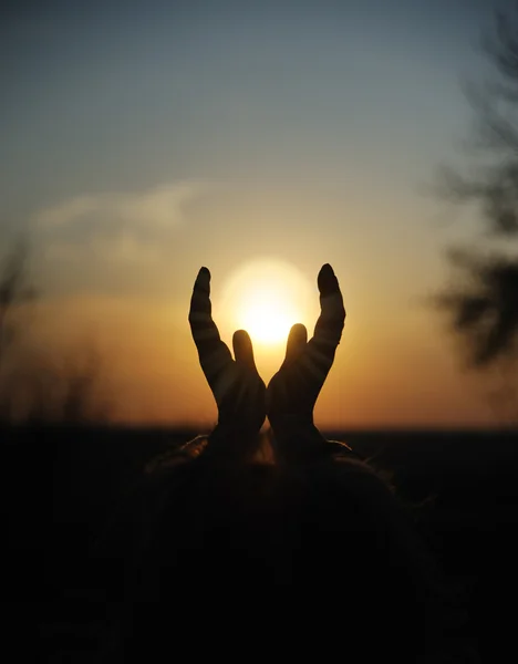 Pôr do sol nas mãos — Fotografia de Stock
