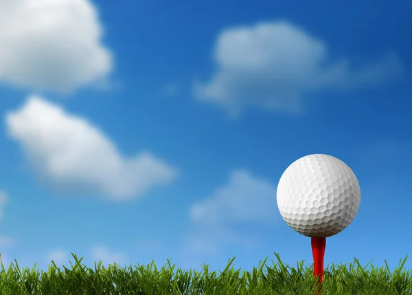 Pelota para un golf en un césped verde Imagen de archivo