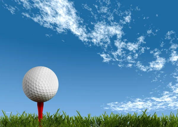 Pelota para un golf en un césped verde Imagen de archivo