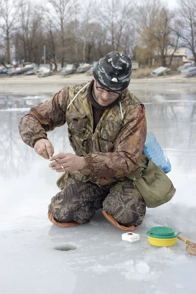 Pescatore. competizione di pesca sul ghiaccio — Foto Stock