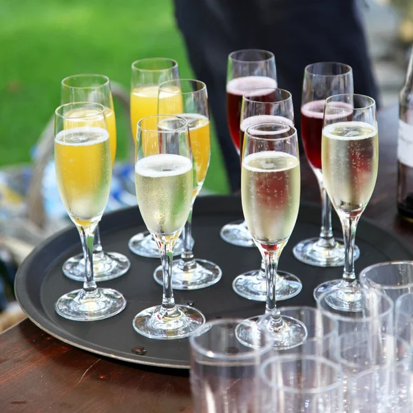 Champagner und Orangensaft - die Gläser auf dem Tablet — Stockfoto