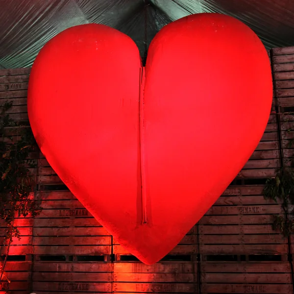 Μια τεράστια κόκκινη καρδιά — Φωτογραφία Αρχείου