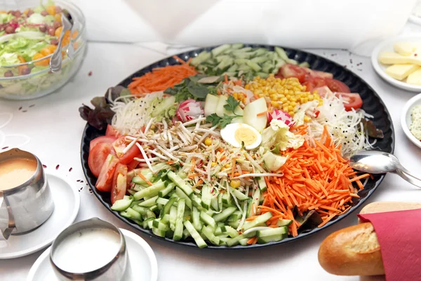 Salade plaat bij het buffet — Stockfoto