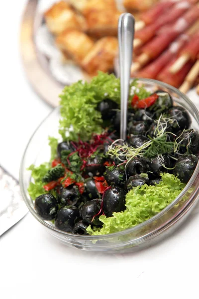 Salat mit Oliven — Stockfoto