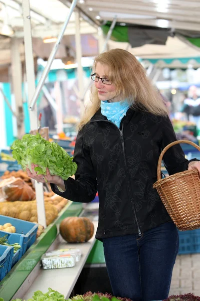 Young woman at the market buys — Stock Photo, Image