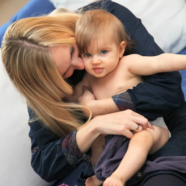 Joven madre acariciando a su bebé —  Fotos de Stock