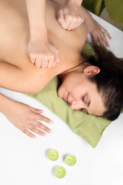 Uma jovem recebe uma massagem . — Fotografia de Stock