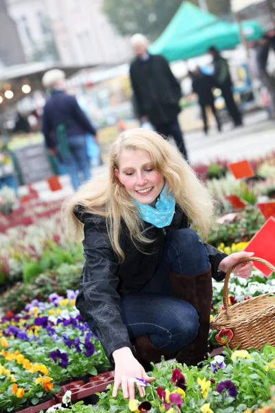 市場で花を買う女 — ストック写真