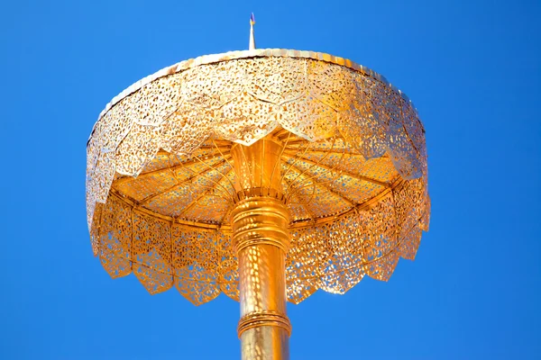파란 하늘 배경으로 황금 방패 — 스톡 사진