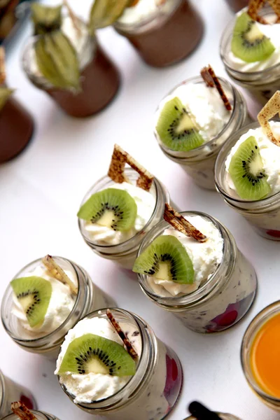 Sweet dessert decorated with kiwi — Stock Photo, Image