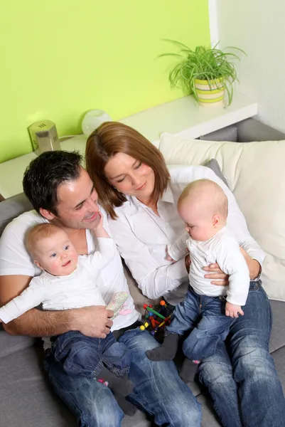 Leende Familj Med Tvillingar Har Kul Med Barn — Stockfoto