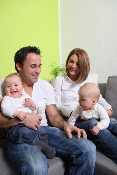 Unga Familjer Med Spädbarn Tvillingar Föräldrarna Och Barnet Skrattar Vänlig — Stockfoto