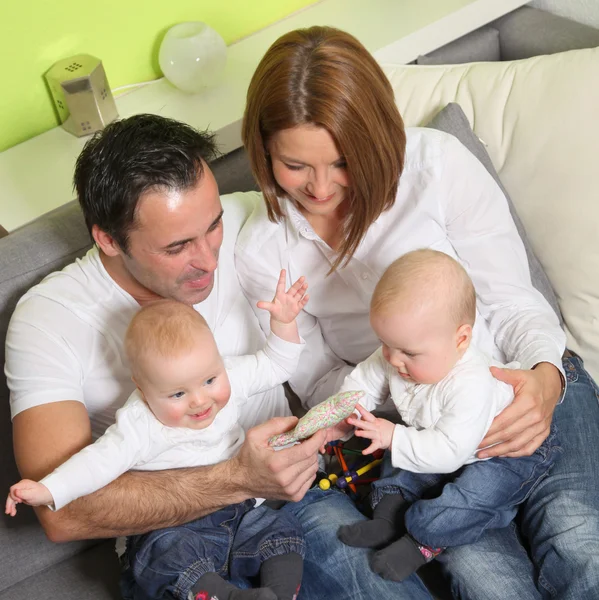 Jonge gezin met twee kinderen — Stockfoto