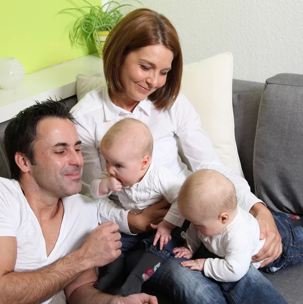Gülümsüyor, iki bebek - İkizler ile mutlu bir aile — Stok fotoğraf