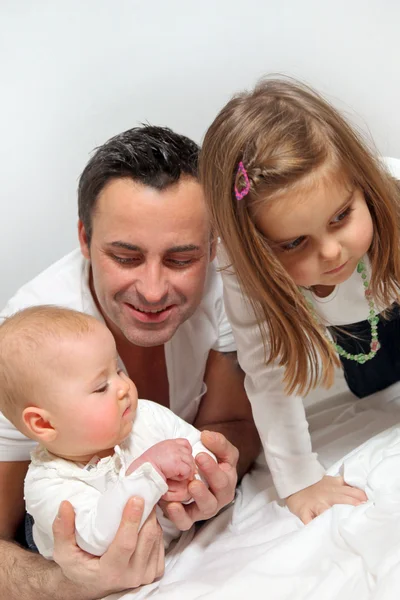 Ung Glad Fader Spelar Med Två Barn Baby Och Ett — Stockfoto
