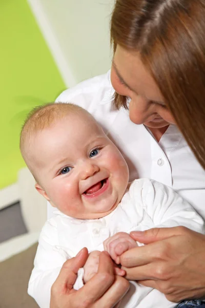 愛する母と笑って幸せな赤ちゃん — ストック写真