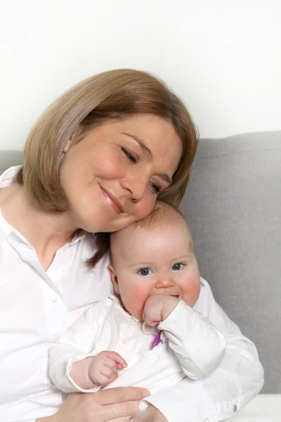 愛する母親と赤ちゃんフレンドリー ホーム ソファ コピー領域の上 — ストック写真