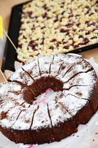 Gâteau Chocolat Premier Plan Derrière Une Plaque Cuisson Avec Gâteau — Photo