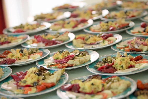 Viele Köstliche Vorspeisen Von Fisch Oliven Tomaten Auf Tellern — Stockfoto