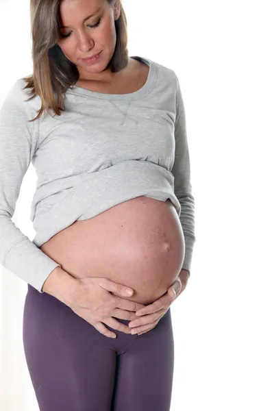 Kobiety Ciąży Kobieta Młody Białym Tle Wygląda Szczęśliwy Brzuchu — Zdjęcie stockowe