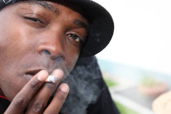 Retrato Jovem Afro Americano Com Cigarro — Fotografia de Stock