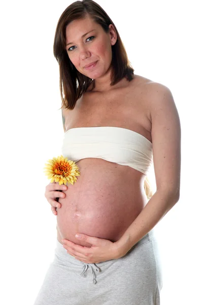 Улыбающаяся, очень беременная женщина с детским животом — стоковое фото