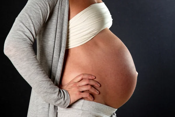 Gravid Kvinna Med Stor Mage Fotograferade Sida — Stockfoto