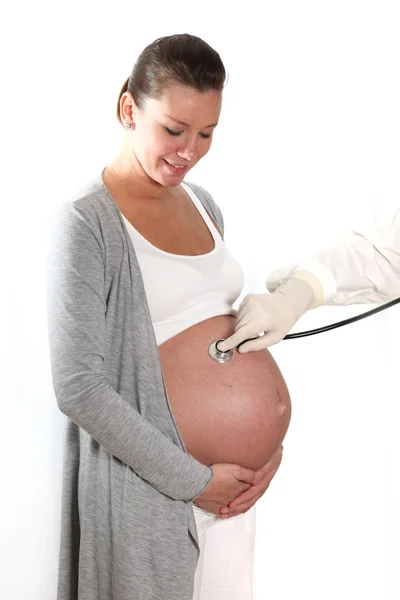 Läkare undersöka gravida kvinnor — Stockfoto