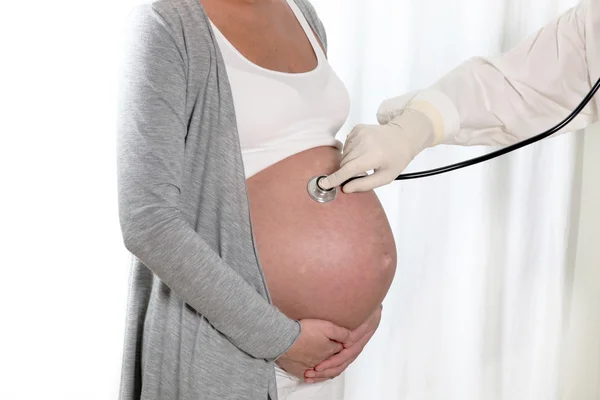 의사는 임신 부의 조사에 — 스톡 사진