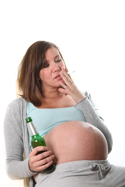 Berusad gravid kvinna med alkohol och cigaretter — Stockfoto