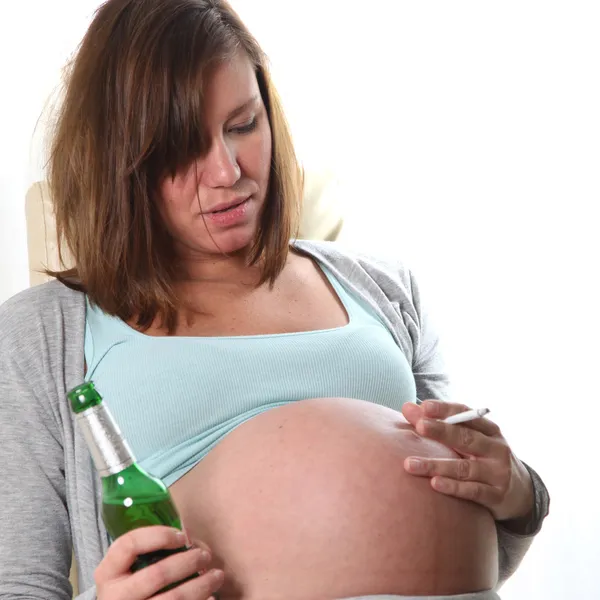 Алкоголь и наркотики - риск для будущего ребенка — стоковое фото