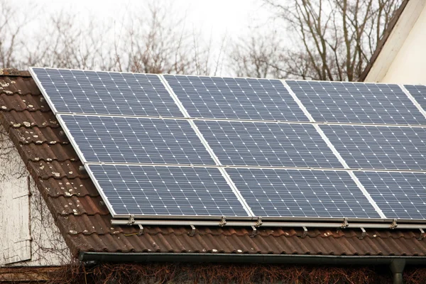 Сонячна енергія на даху  - — стокове фото