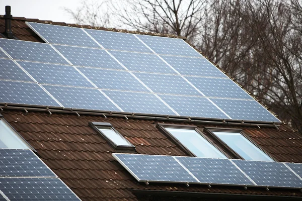 Paneles solares en una casa —  Fotos de Stock