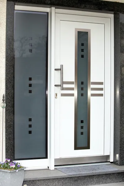 Moderne voordeur met ruiten — Stockfoto