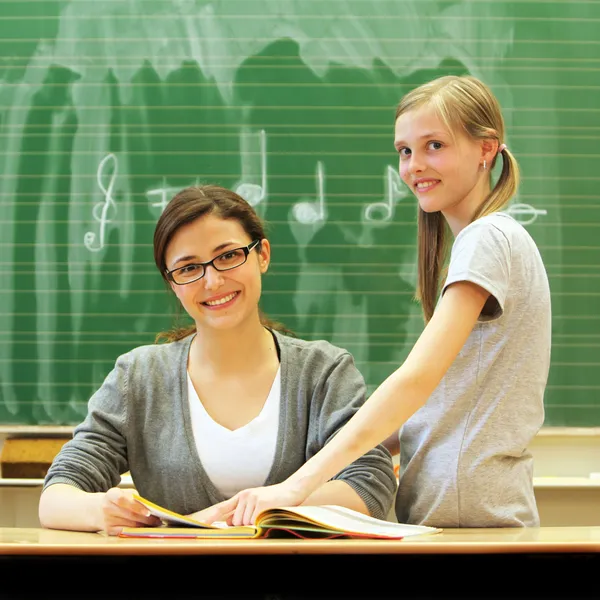 Unga vänliga lärare och elev i klassrummet - torget — Stockfoto
