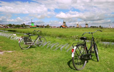 Zaanse Schans'a kırsal görünümü.