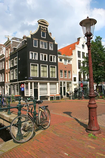 垂直面向附近灯柱历史性房子在阿姆斯特丹 荷兰自行车图像 — 图库照片