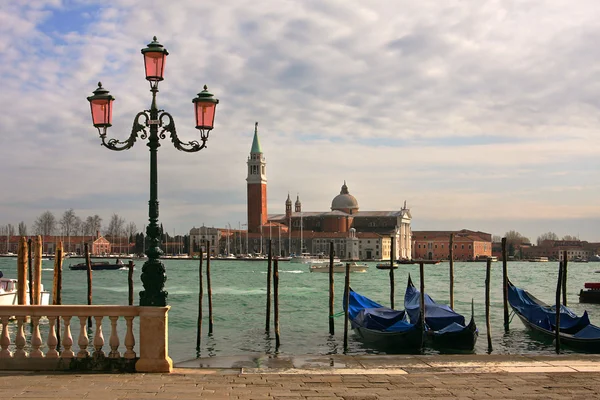 威尼斯人路灯柱上 吊船在京杭运河和 San 马焦雷教堂威尼斯 意大利 — 图库照片
