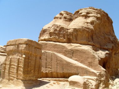 Petra与卡通鱼在蓝色背景上的无缝模式